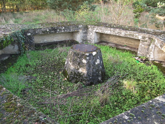 Open gunpit showing part covered ammo lockers.